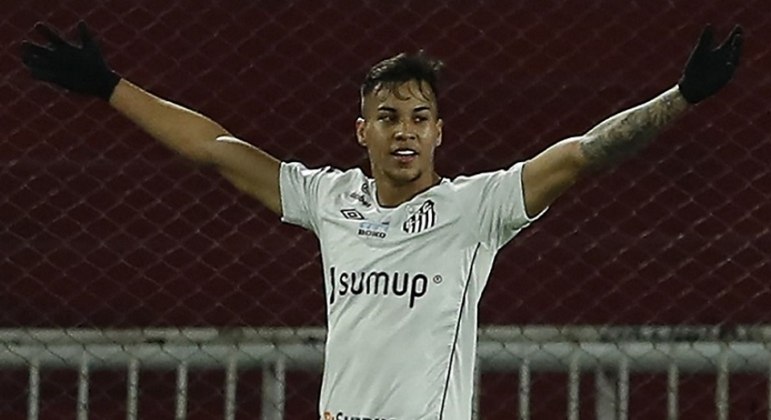 Santos acerta a venda do atacante Kaio Jorge, por R$ 18,5 milhões
