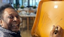 Cadeiras do Pacaembu autografadas por Pelé e outros astros serão leiloadas por R$ 4.000