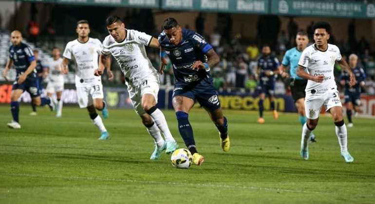 NOTAS DA PARTIDA: Bruno Méndez é expulso, Balbuena vai mal e Yuri Alberto evita derrota