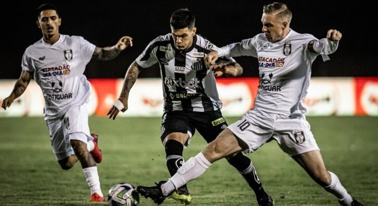 Lance do jogo entre Ceilândia e Santos pela Copa do Brasil