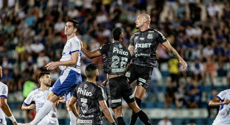 Lance do jogo entre Santo André e Santos pelo Paulistão