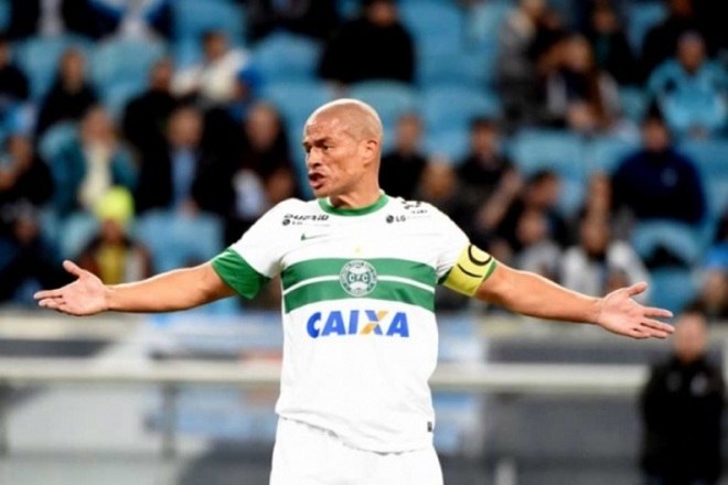 Criado nas divisões de base do Coritiba, onde estreou como profissional em 1995, Alex retornou ao Coxa em 2013, após brilhar também com as camisas de Palmeiras e Fenerbahçe, da Turquia. O meia se aposentou em 2014