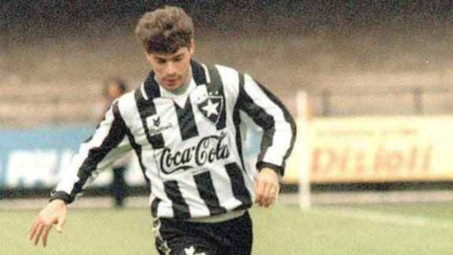 Campeão brasileiro e artilheiro em 1995, Túlio deixou o Botafogo em 1997, negociado com o Corinthians. Em 98, após ter defendido também o Vitória, voltou ao Glorioso. Em 99, passou por Fluminense, Cruzeiro e Vila Nova, retornando novamente ao Botafogo em 2000