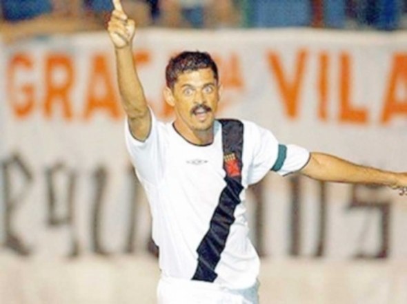 Um dos maiores artilheiros da história do Vasco, sendo um dos símbolos do clube nos anos 90, Valdir deixou São Januário pela primeira vez em 1996, quando foi negociado com o São Paulo. O Bigode voltaria ao Cruz-Maltino somente em 2002, permanecendo até 2004