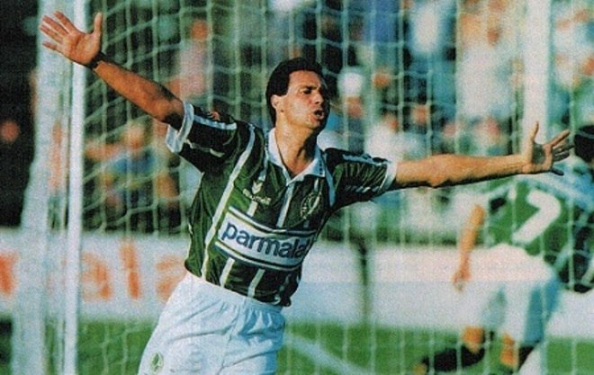 Bicampeão brasileiro com o Palmeiras em 93/94, Evair deixou o clube na temporada seguinte para defender o Yokohama Flugels, do Japão. O camisa 9 voltaria ao Brasil em 97, mas para defender o Atlético Mineiro e posteriormente o Vasco e a Portuguesa. Em 1999, porém, Evair acertou novamente com o Palmeiras, ajudando na conquista da Libertadores daquele ano