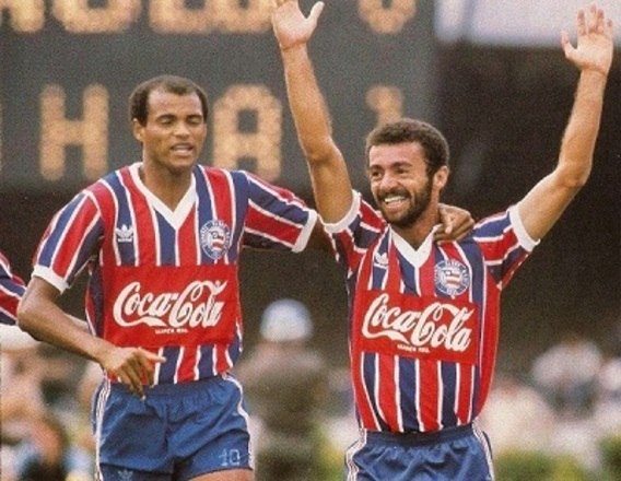 Principal destaque do Bahia campeão brasileiro em 1988, Bobô vestiu depois as camisas de São paulo, Flamengo, Fluminense, Corinthians e Internacional antes de voltar ao Tricolor Baiano em 1995
