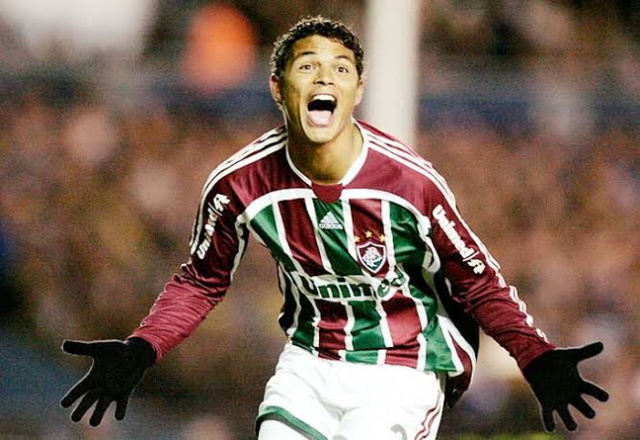 Aos 35 anos de idade, Thiago Silva está livre no mercado. Antigo sonho do Fluminense e torcedor declarado do clube, o zagueiro não terá o seu contrato renovado no Paris Saint-Germain, da França. Será que o xerifão retorna ao Tricolor após 12 anos na Europa? Ainda tem bola pra gastar no futebol brasileiro? Confira nessa galeria alguns jogadores que retornaram aos clubes onde são ídolos