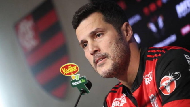 Criado nas divisões de base do Flamengo, Júlio César retornou ao clube em 2018 para uma rápida passagem antes de se aposentar dos gramados. O goleiro havia saído da Gávea em 2004 rumo ao futebol italiano, onde defendeu o Chievo e foi multicampeão com a Inter de Milão. Na Europa, Júlio defendeu também o Benfica e o QPR, além de ter disputado três Copas do Mundo com a seleção brasileira