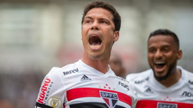 Revelado pelo São Paulo no início dos anos 2000, conquistando os Brasileiros de 2007 e 2008 pelo clube, Hernanes passou um longo tempo no futebol italiano, onde atuou por Lazio, Inter de Milão e Juventus. Em 2017, após rápida passagem pela China, retornou ao São Paulo, mas logo voltou ao futebol chinês. Em 2019, porém, o 'Profeta' chegou em definitivo ao Morumbi, onde está até hoje