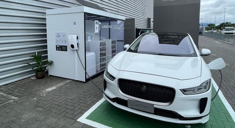 Ponto de carga armazena energia elétrico a partir de placas solares fotovoltaicas