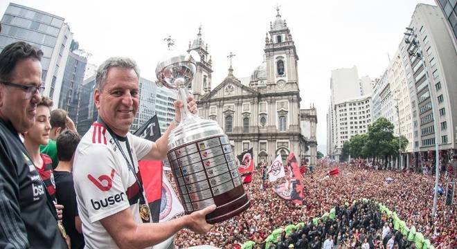 Com a Libertadores e o time supervalorizado, Landim enfrenta a Globo