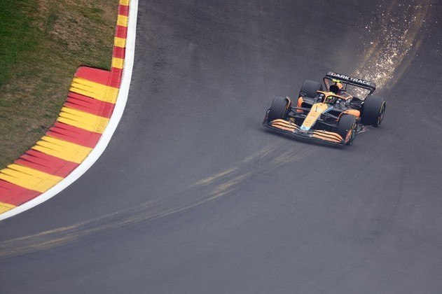 O piloto britânico da McLaren, Lando Norris, compete no segundo treino livre para o GP da Bélgica de Fórmula 1 na pista de Spa-Francorchamps, em Spa, em 26 de agosto