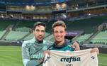 Abel Ferreira, treinador do Palmeiras, presenteou Lando Norris com sua camiseta autografada... O piloto estava cheio de moral no Allianz Parque