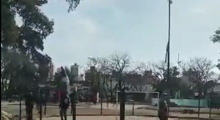 Vídeo mostra o momento dos disparos em local próximo ao estádio
