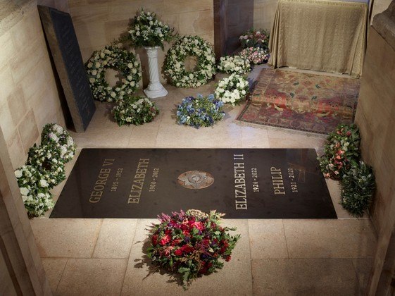 Foto da lápide da rainha Elizabeth 2ª é oficialmente divulgadaCinco dias após o enterro da monarca, no dia 24 de setembro, a lápide de Elizabeth 2ª foi oficialmente revelada, com a divulgação de uma foto pelo Palácio de Buckingham. Localizada precisamente no memorial de George 6º, pai da rainha, que faleceu em 1952, a nova lápide traz o nome dos pais dela — o rei e a rainha-mãe Elizabeth (1900-2002) —, e a partir de agora o da soberana e o do marido, Philip (1921-2021)