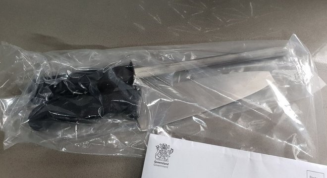 A faca usada para cortar a laranja provocou a reação química que fez a fruta mudar de cor 