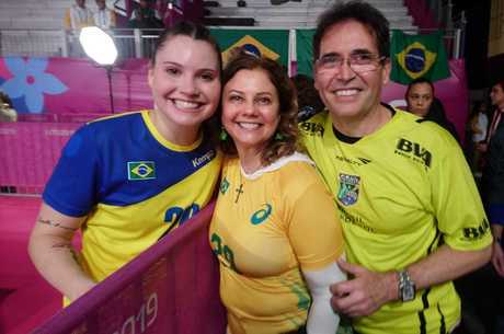 Larissa Araújo correu para abraçar os pais após a vitória