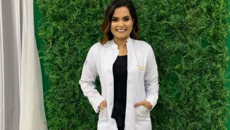 A fisioterapeuta Larissa Araújo, de 25 anos, que foi encontrada morta, enrolada em um lençol, com os braços e os pés amarrados, após ter sido arremessada do porta-malas de um carro que capotou, na cidade de Rio Verde, em Goiás, na última segunda-feira (2), compartilhava, nas redes sociais, a paixão pela sua profissão. A jovem foi homenageada por amigos, que a classificaram como uma pessoa 