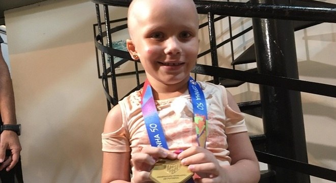 Com a medalha nas mãos, Larissa foi só alegria pelo título do São Paulo