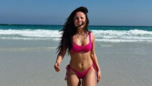 Larissa Manoela arrasa com biquíni rosa-choque estilo sutiã em praia paradisíaca de Arraial do Cabo