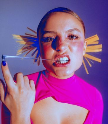 Larissa Manoela apostou em um dos penteados mais populares da época: o coque spike.&nbsp;A atriz dividiu o cabelo na lateral e passou gel no cabelo, fazendo um coque para deixar os fios 