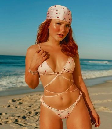 Lari não perdeu a tendência das tiras do top amarradas na barriga. Ela usou um biquíni superdiferentão de cereja, e combinou a bandana com a mesma estampaLeia também:&nbsp;Larissa Manoela rompe com a mãe após brigas e assume carreira como própria empresária