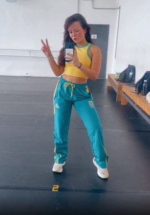 A atriz Larissa Manoela &eacute; outra celebridade que tem obriga&ccedil;&otilde;es de trabalho, mas vai tirar um tempinho para acompanhar o jogo: 