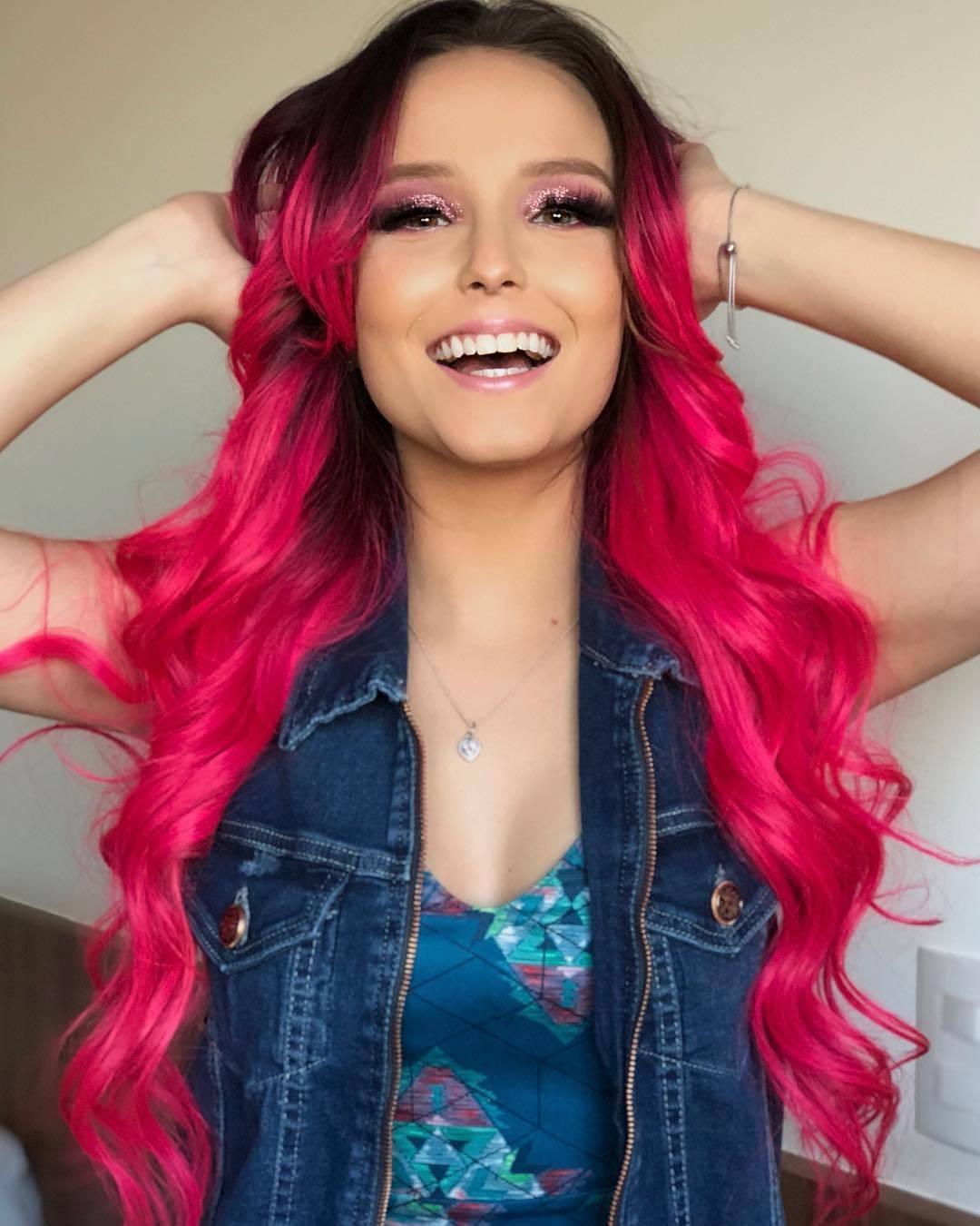 Larissa Manoela "muda o visual" e surge de cabelo rosa ...