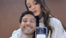 Larissa Manoela aposta em camisa cropped e minissaia brilhante para assistir à peça do noivo