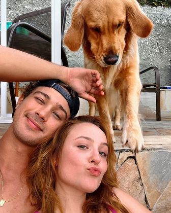 Larissa Manoela e André Luiz Frambach se conheceram em 2020 nas gravações do filme Modo Avião e chegaram a manter um romance entre julho e outubro de 2021. Na época, eles foram fotografados aos beijos, mas se afastaram logo depois, porque o ator passou a namorar Duda Reis, com quem terminou após dois meses. Em julho, então, Frambach e Larissa anunciaram o namoro e parecem estar cada dia mais apaixonados