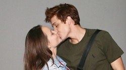 Larissa Manoela beija muito em estreia de musical de Leo Cidade