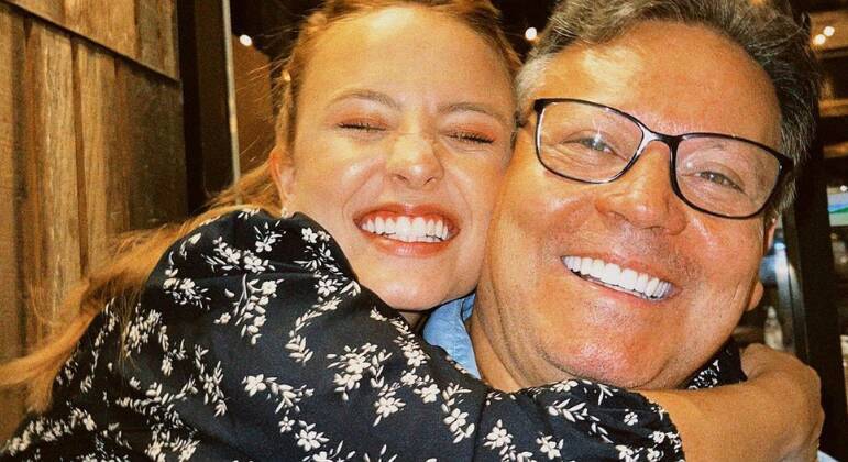 Larissa Manoela e o pai Gilberto 
