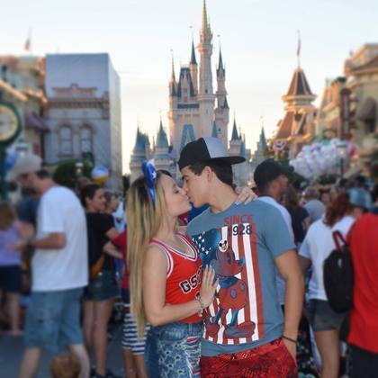 Larissa Manoela e Thomaz Costas na Disney