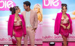 Larissa Manoela compareceu à pré-estreia do filme com o noivo, André Luiz Frambach. Seguindo o tema, a atriz estava vestida de rosa dos pés à cabeça. Porém, um dos acessórios usados roubou a cena: um colar feito com pernas e braços de bonecas Barbie
