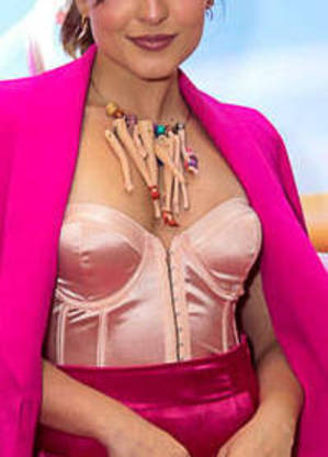 Colar é feito com pernas e braços de bonecas Barbie