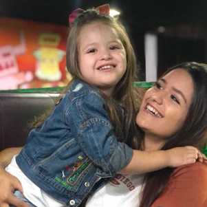 Larissa e a filha, Antonella