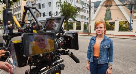 Larissa Manoela postou fotos de momentos marcantes da carreira dela