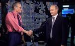 O presidente russo, Vladimir Putin, aperta a mão de Larry King antes da gravação do 'The Larry King Show' em Nova York, EUA, em 8 de setembro de 2000