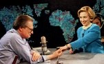 Com um novo penteado, a primeira Lady Hillary Rodham Clinton mostra sua aliança de casamento para Larry King da CNN, no dia 5 de maio de 1994 em Washington