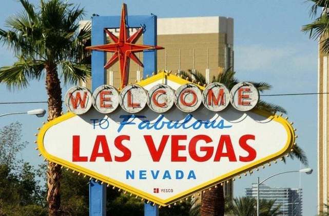 Las Vegas é conhecida por ser um dos destinos de casamento mais populares do mundo, com dezenas de capelas que oferecem cerimônias rápidas e casamentos temáticos.