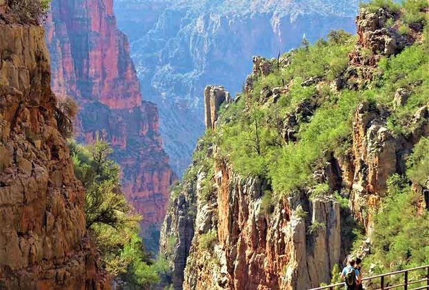 Las Vegas também oferece acesso a paisagens deslumbrantes nas proximidades, como o Parque Nacional de Red Rock Canyon e o Lago Mead.