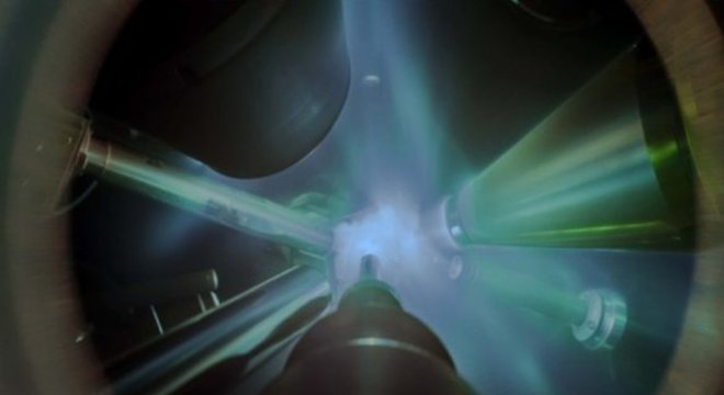 Os pesquisadores dispararam lasers contra uma fina camada de água Gelo negro