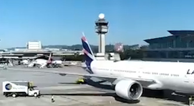 Vídeo flagrou a queda do balão no avião no Aeroporto de Guarulhos