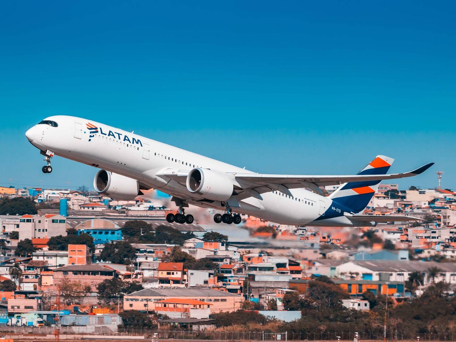 LATAM: liderança no setor aéreo brasileiro em fevereiro, segundo a ANAC