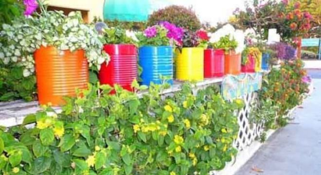 Latas coloridas trazem alegria para o jardim