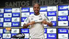 Apresentado, lateral Auro diz estar 'evoluído' para jogar pelo Santos
