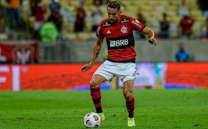 Lateral-direito: Isla (Flamengo) - Vencendo Marcos Rocha (Palmeiras) [Marcos Rocha está suspenso da final da Libertadores]