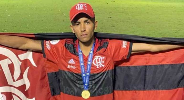 Lateral-direito: Samuel nasceu em 2004. Ele veio do América-MG no início de 2021 e tem contrato válido até janeiro de 2022.