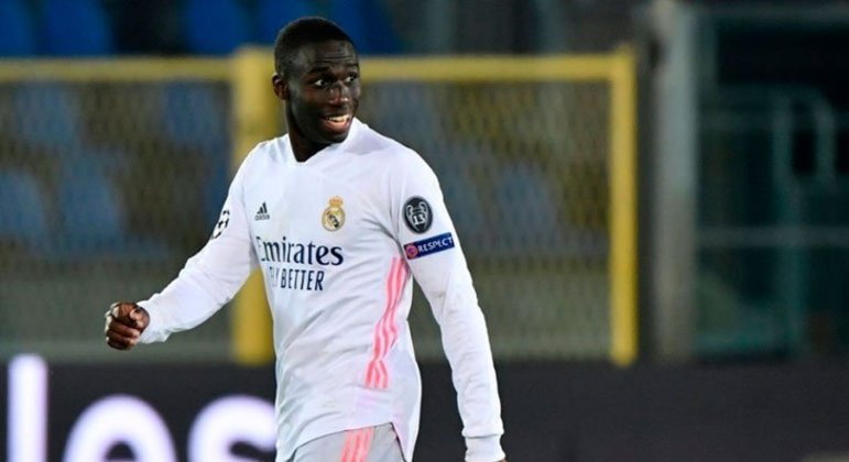 Lateral-esquerdo: Mendy (Real Madrid) - 50 milhões de euros (R$ 323,4 milhões) / Jordi Alba (Barcelona) - 15 milhões de euros (R$ 97 milhões)
