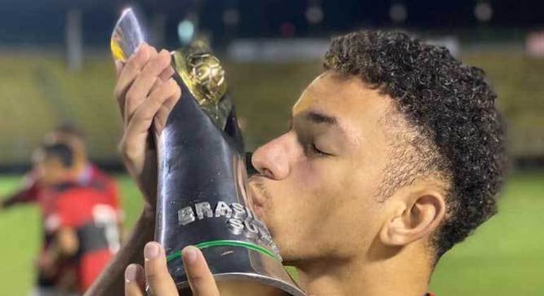 Lateral-esquerdo: Zé Welintnon nasceu em 2004. Emprestado pelo Desportivo Brasil, o jogador tem contrato com o clube da Gávea até julho de 2022. Ele também soma passagens pela Seleção Sub-17.